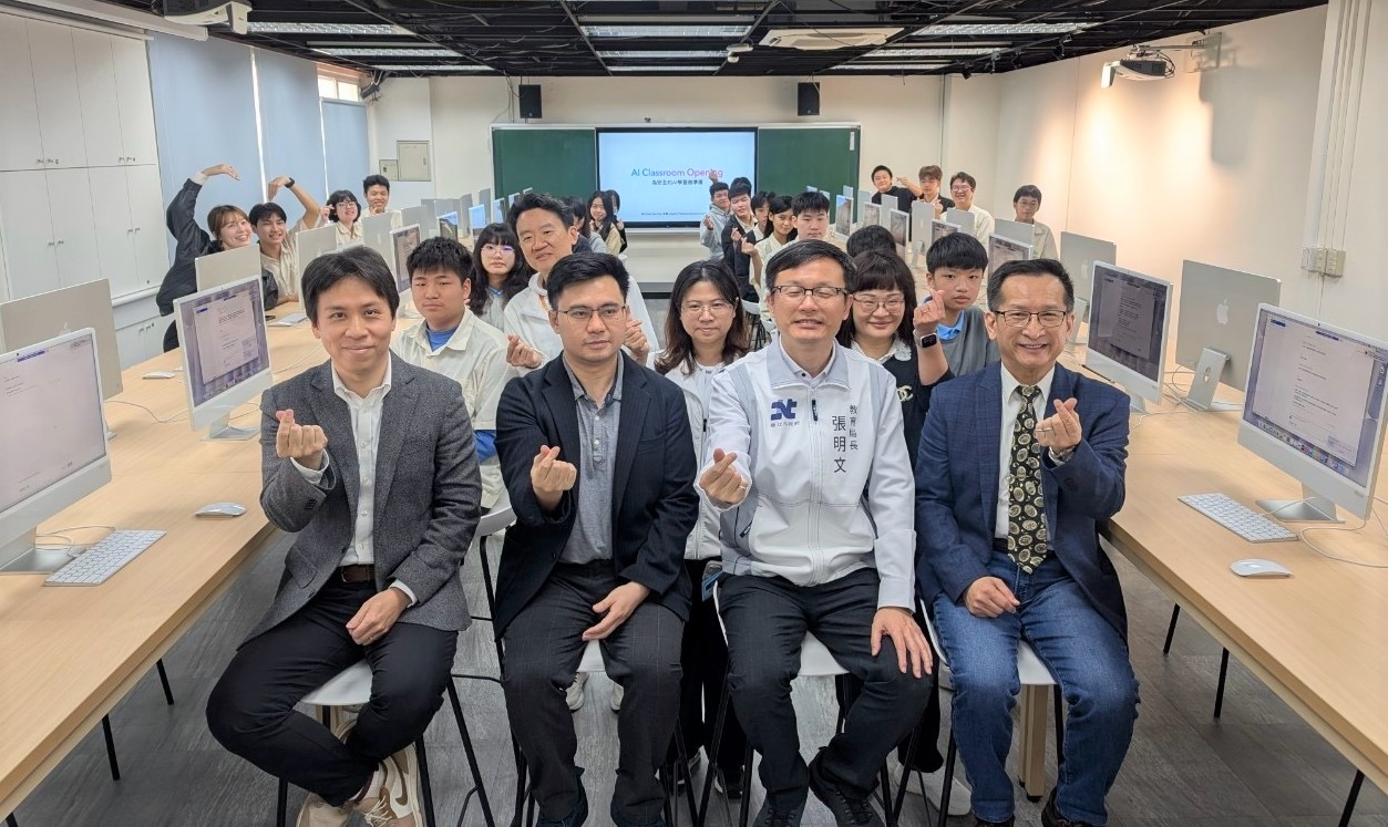 TeamNT團隊於啟動的iMAC教室大合照_0.jpg