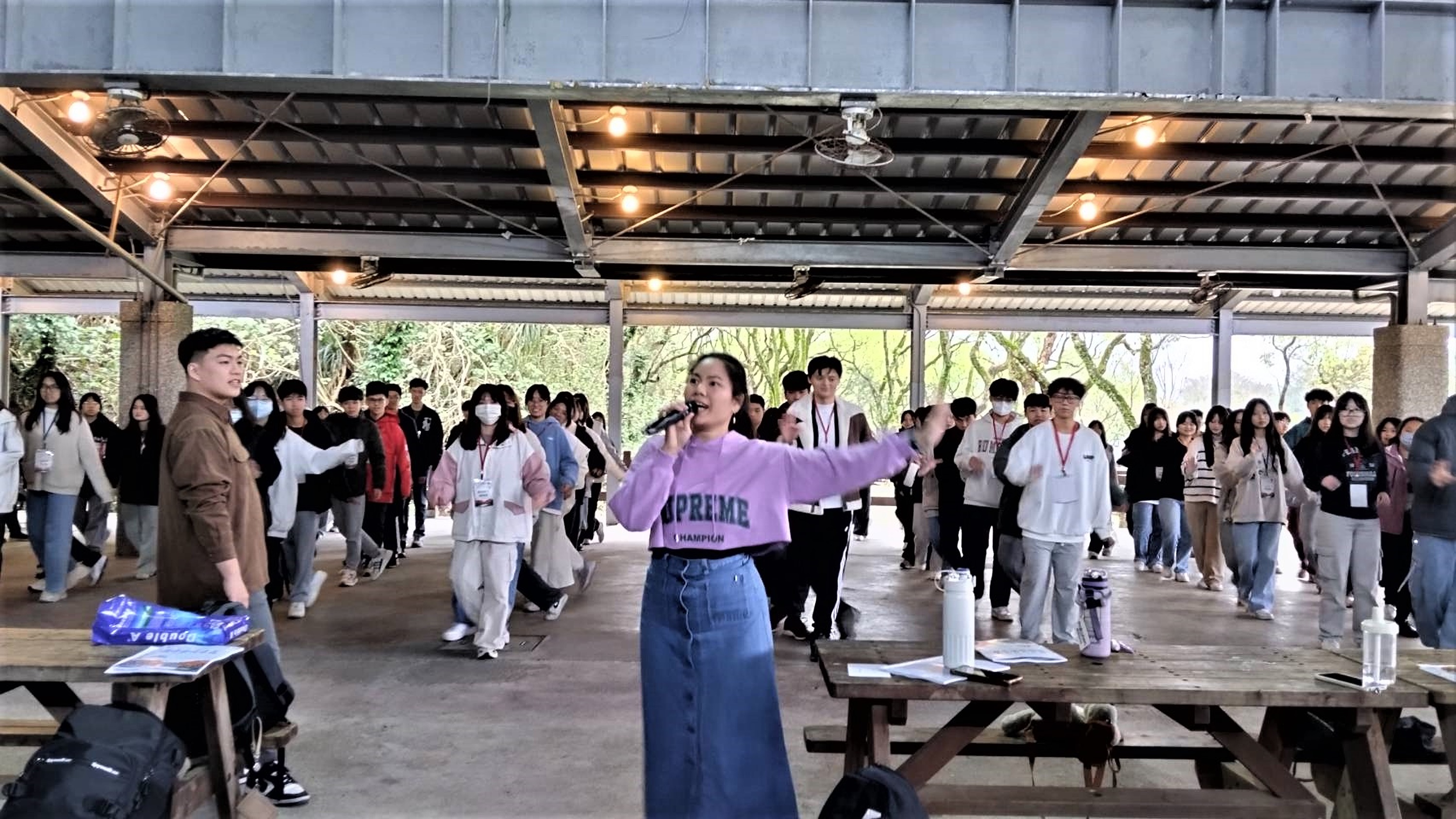 隊輔帶領學生志工進行團康活動熱身舞蹈_0.jpg
