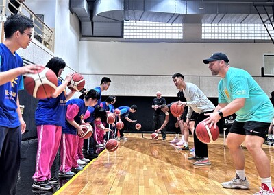 新北國王球員指導新北特校學生運球
