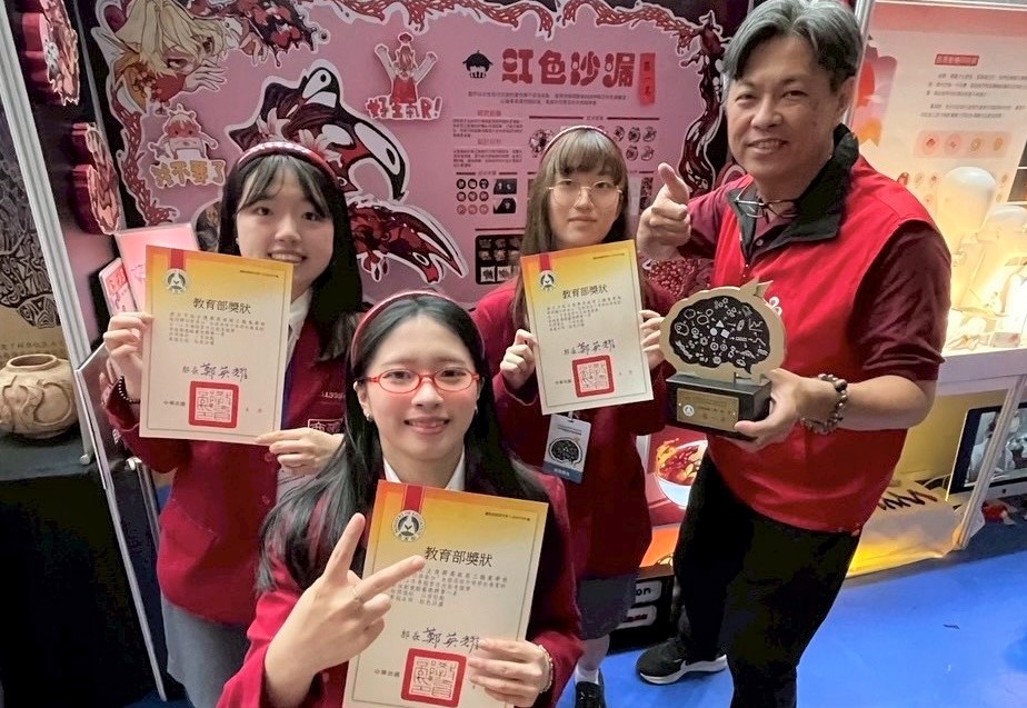 創意組藝術群第一名的復興商工「紅色沙漏」組，以輕鬆的方式傳遞月經相關知識