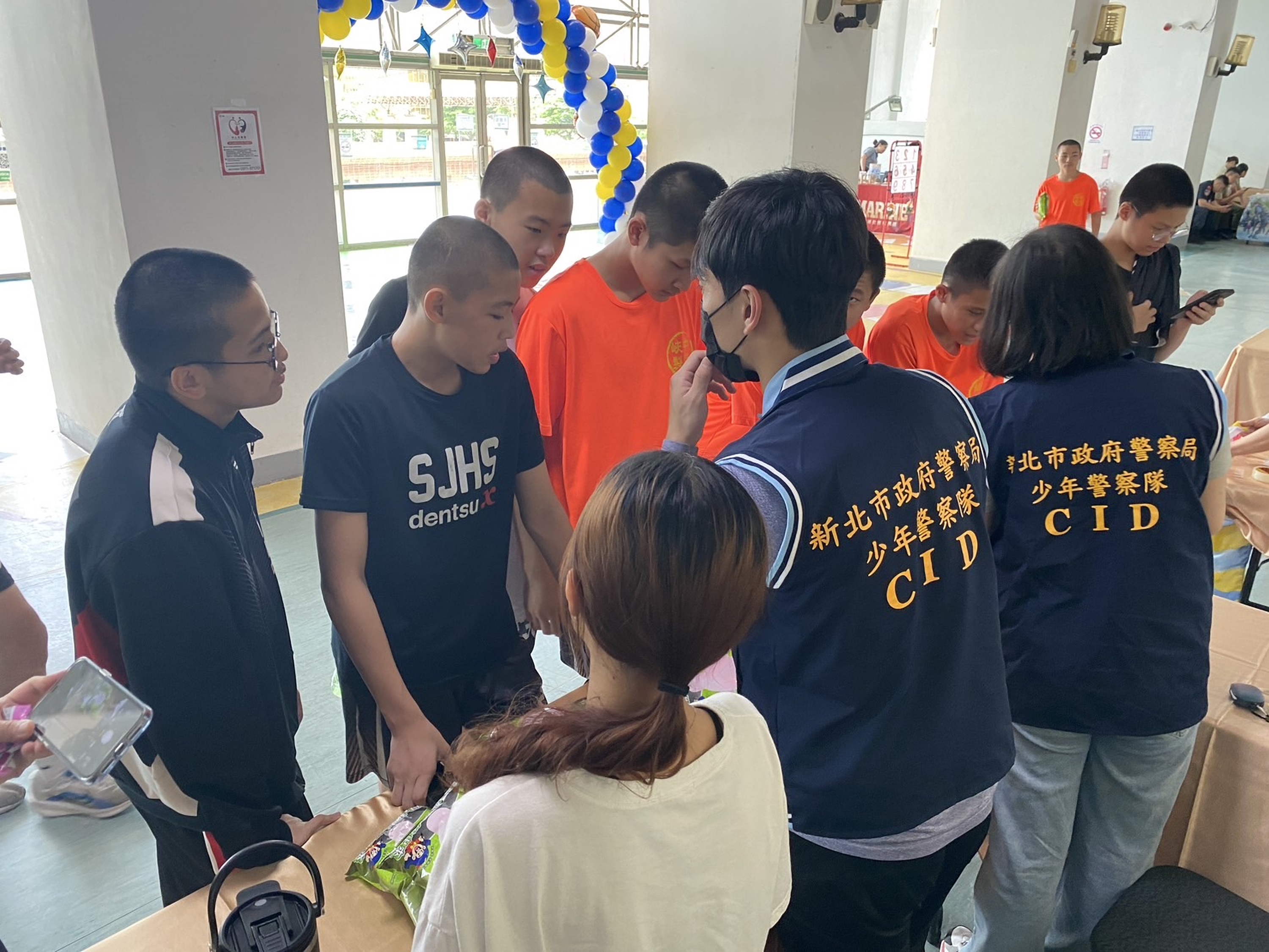 學生參與反毒宣導攤位透過問題提升反毒意識