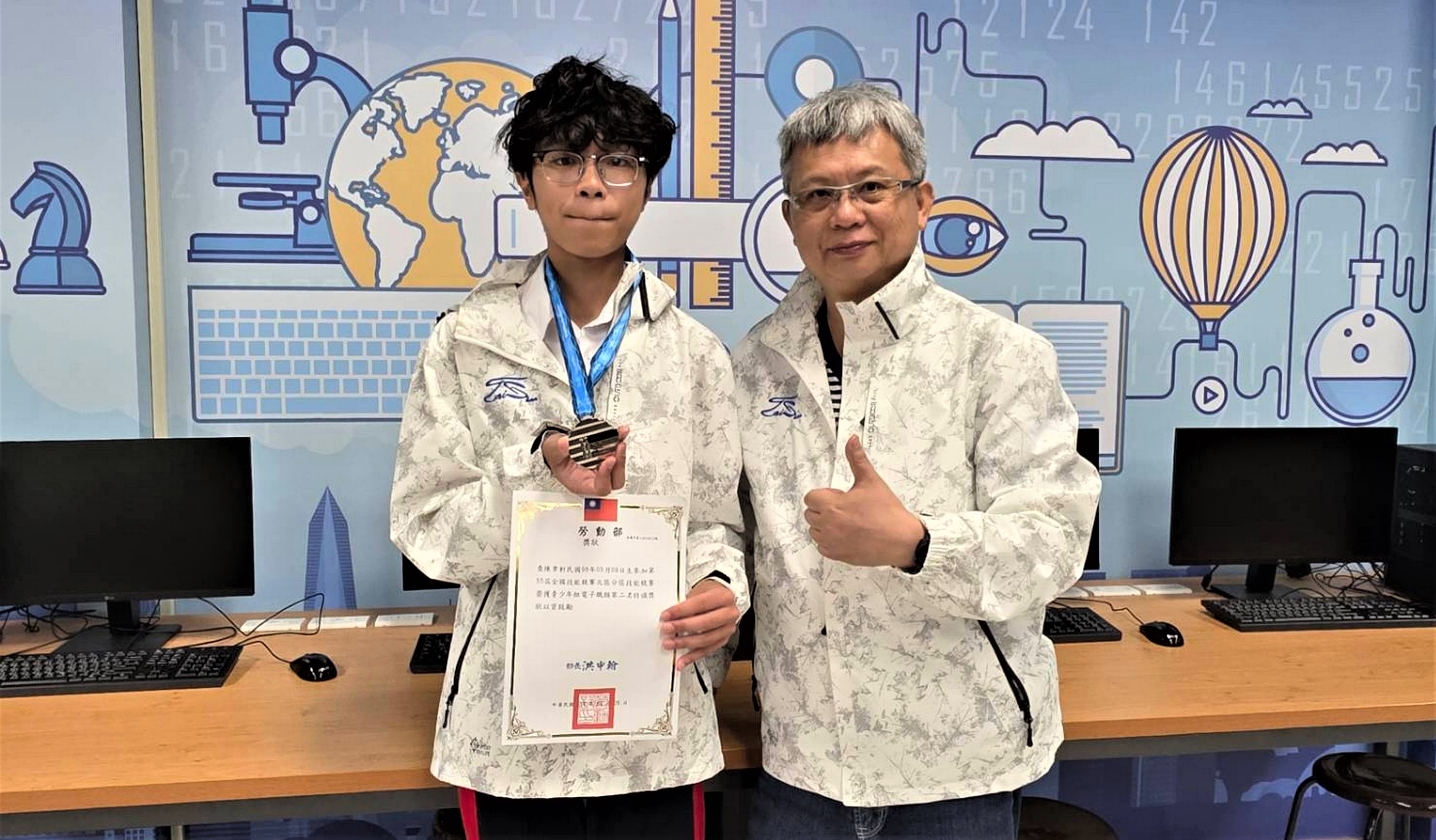 泰山高中電子科一年陳聿軒(左)鼓勵學弟妹一定要親自走訪學校，才能找到真正適合自己的