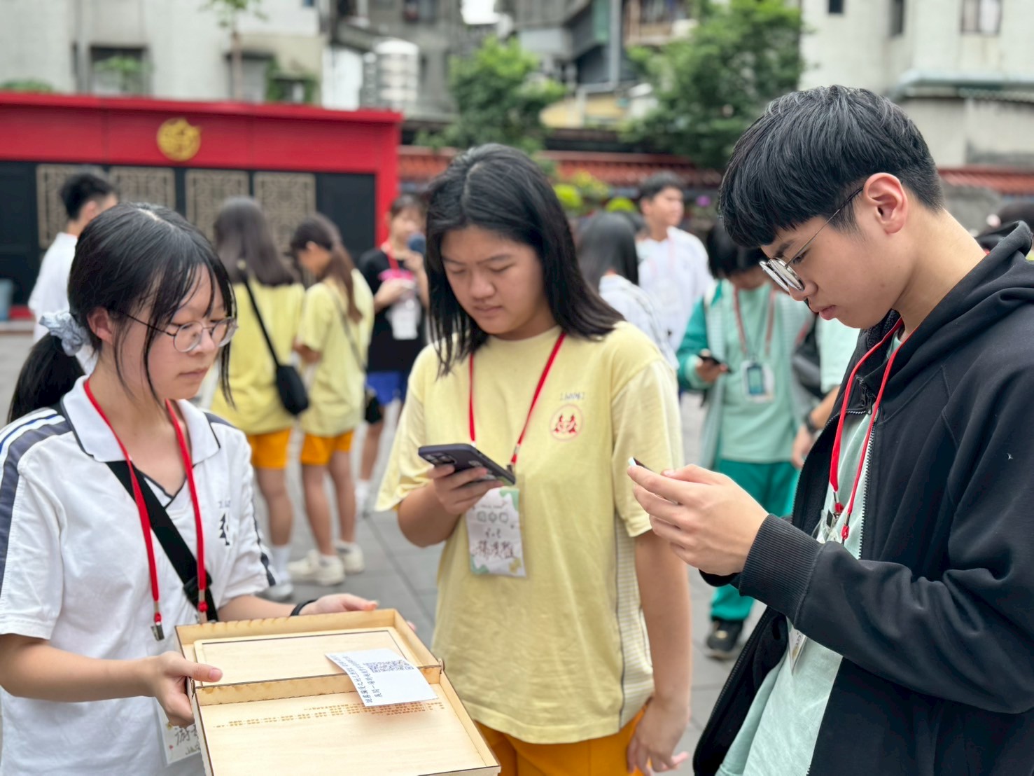 學生在濟安宮利用手機互動遊戲及道具包參與「濟生上流」-濟安宮實境解謎遊戲闖關活動.jpg