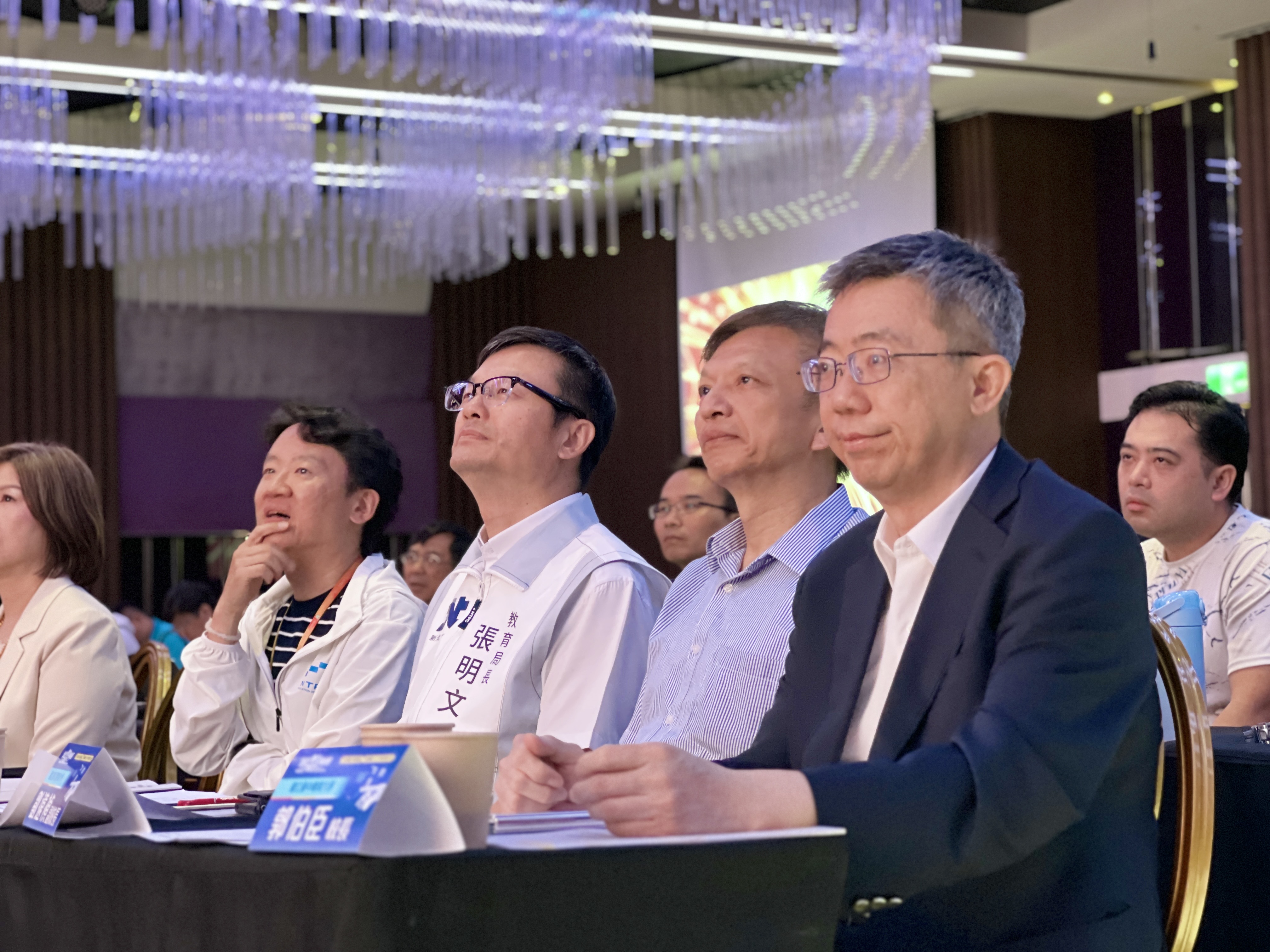 臺中教育大學校長郭伯臣（右1）與臺北教育大學副校長劉遠禎（右2）擔任評審觀摩簡報提