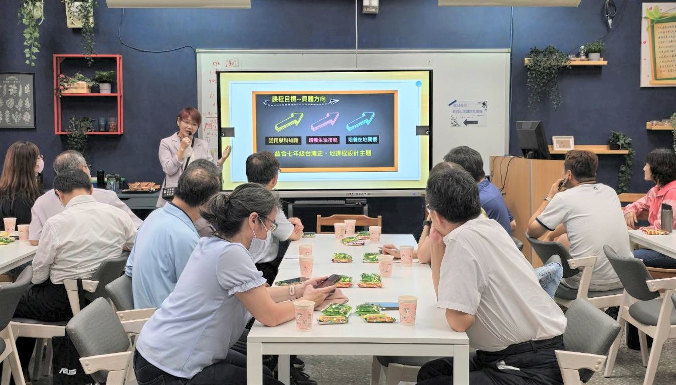 鷺江國中社會領域科教師 帶領學生進行校本彈性課程認識蘆洲百年香花--秀英花