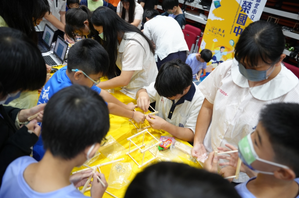 113學年度在地就學大聯盟成果展課程體驗攤位-光榮國中.jpg