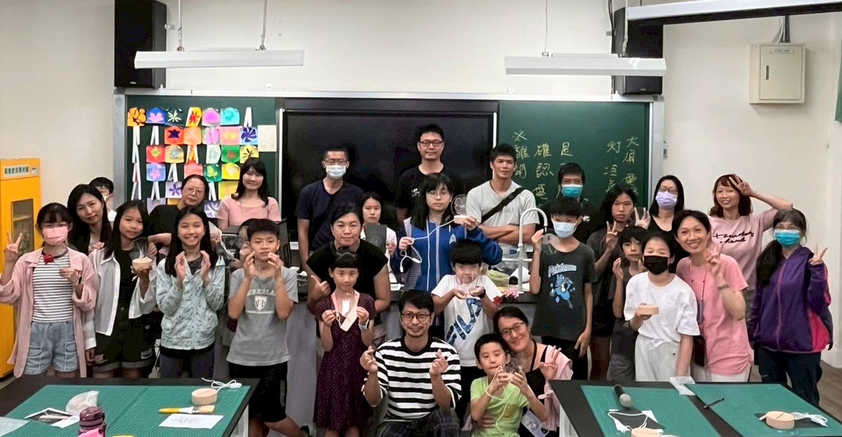 樹林高中「樹中創藝起手式」辦理STEAM假日親子學院-壓克力光雕夜燈
