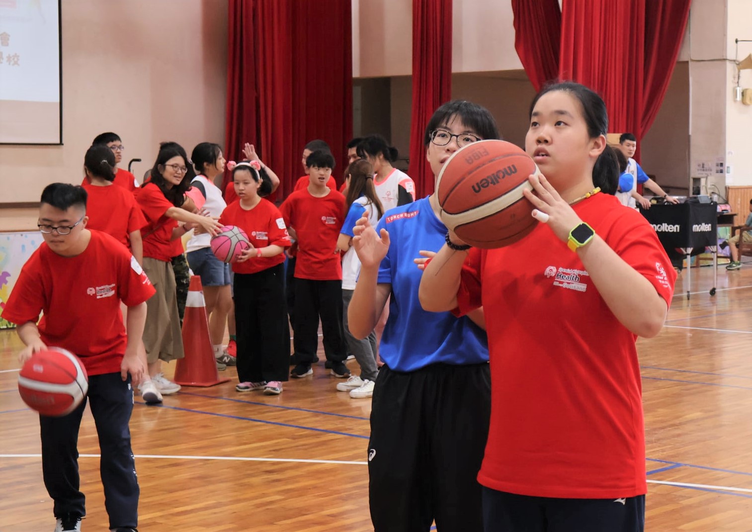 在融合志工的陪伴下，運動員勇敢投球_0.jpg