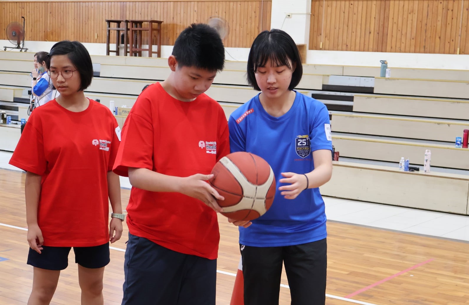 中央警察大學融合志工耐心的陪伴學生打球_0.jpg