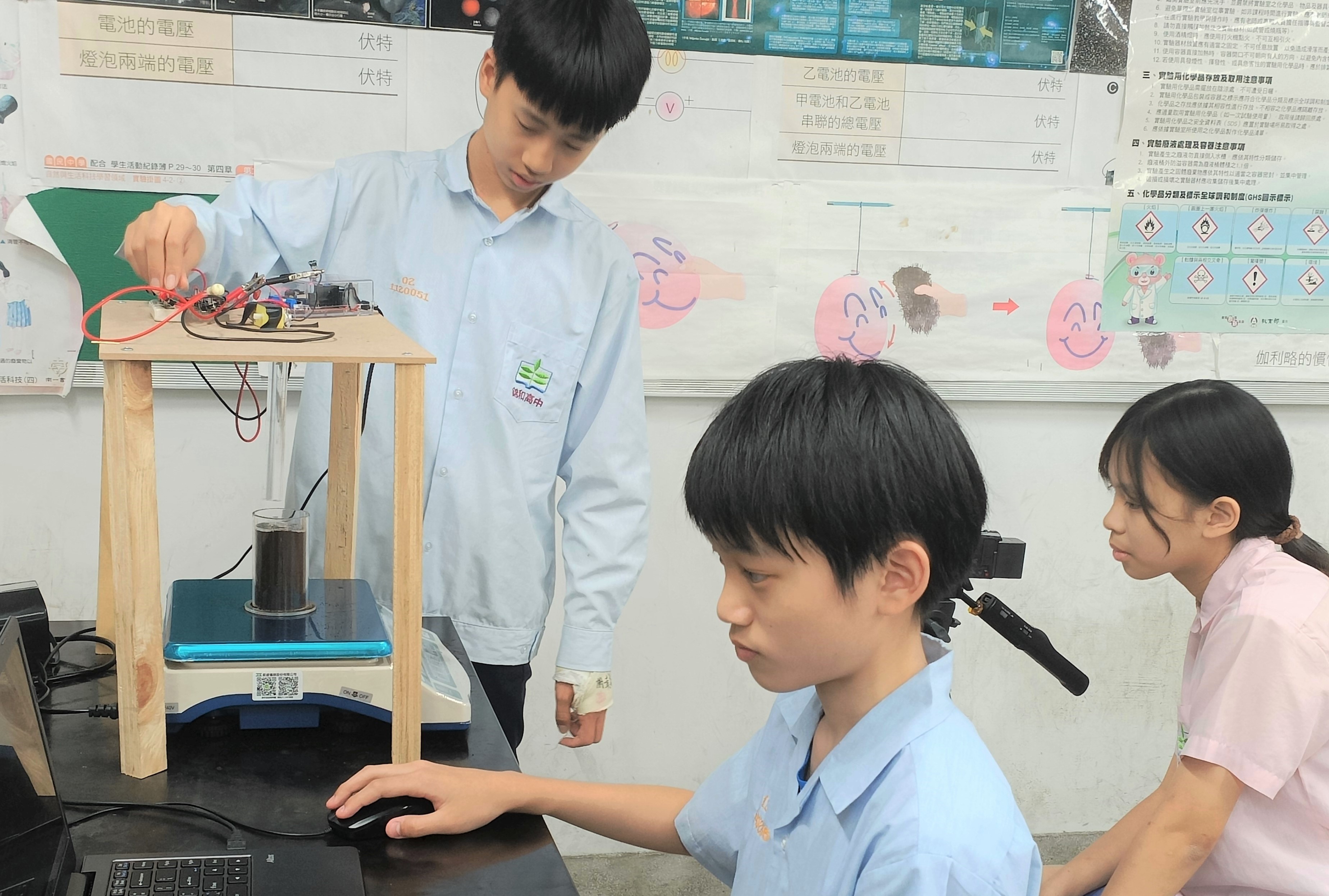 錦和高中學生在科展過程中培養團隊合作精神、互助學習及成長，圖為學生實驗過程照