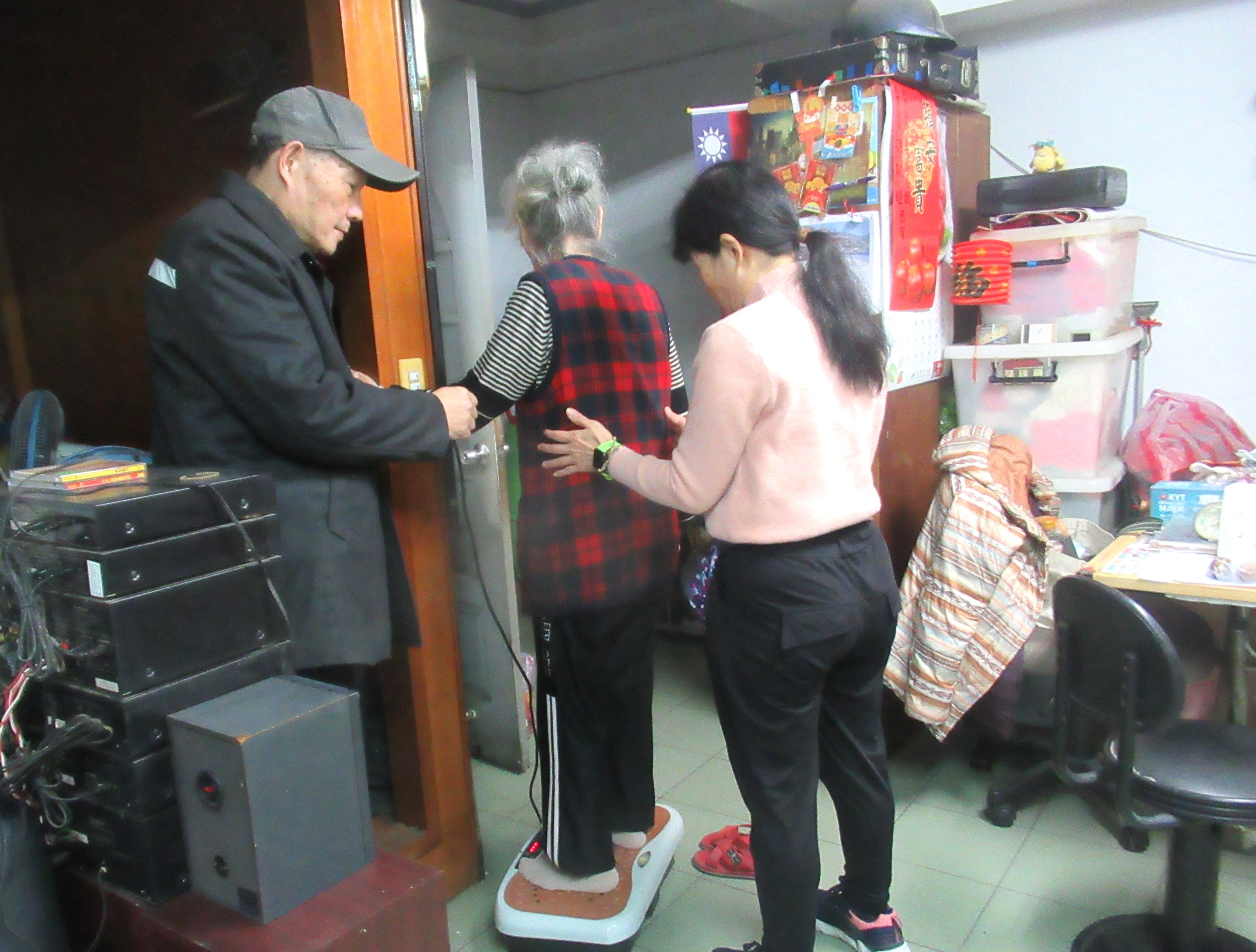 邱龍翔先生(左一)與邱麗娟女士(右一)兄妹同心，陪伴母親復健