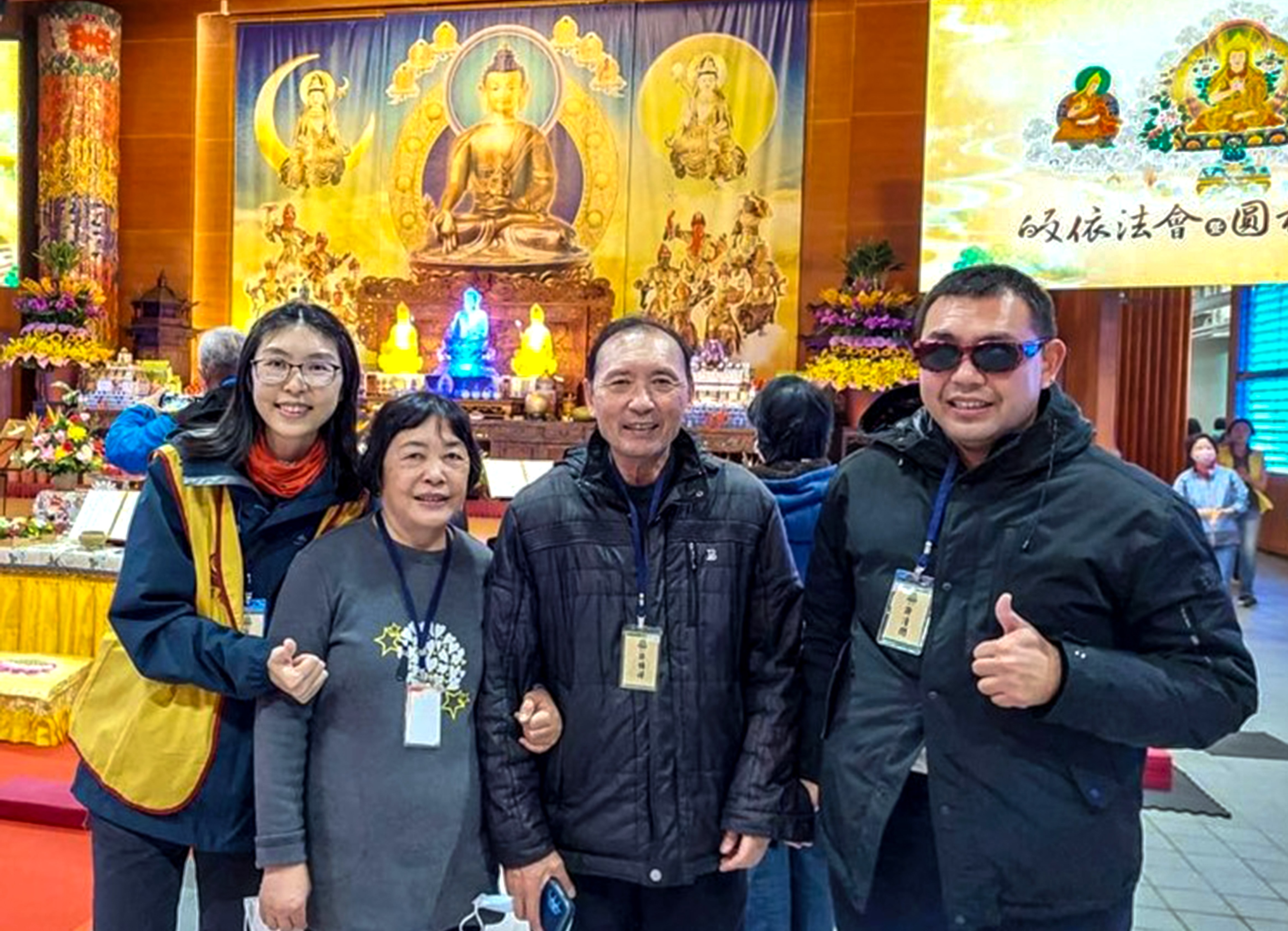 許清閔先生(右一)與父母一同參與活動
