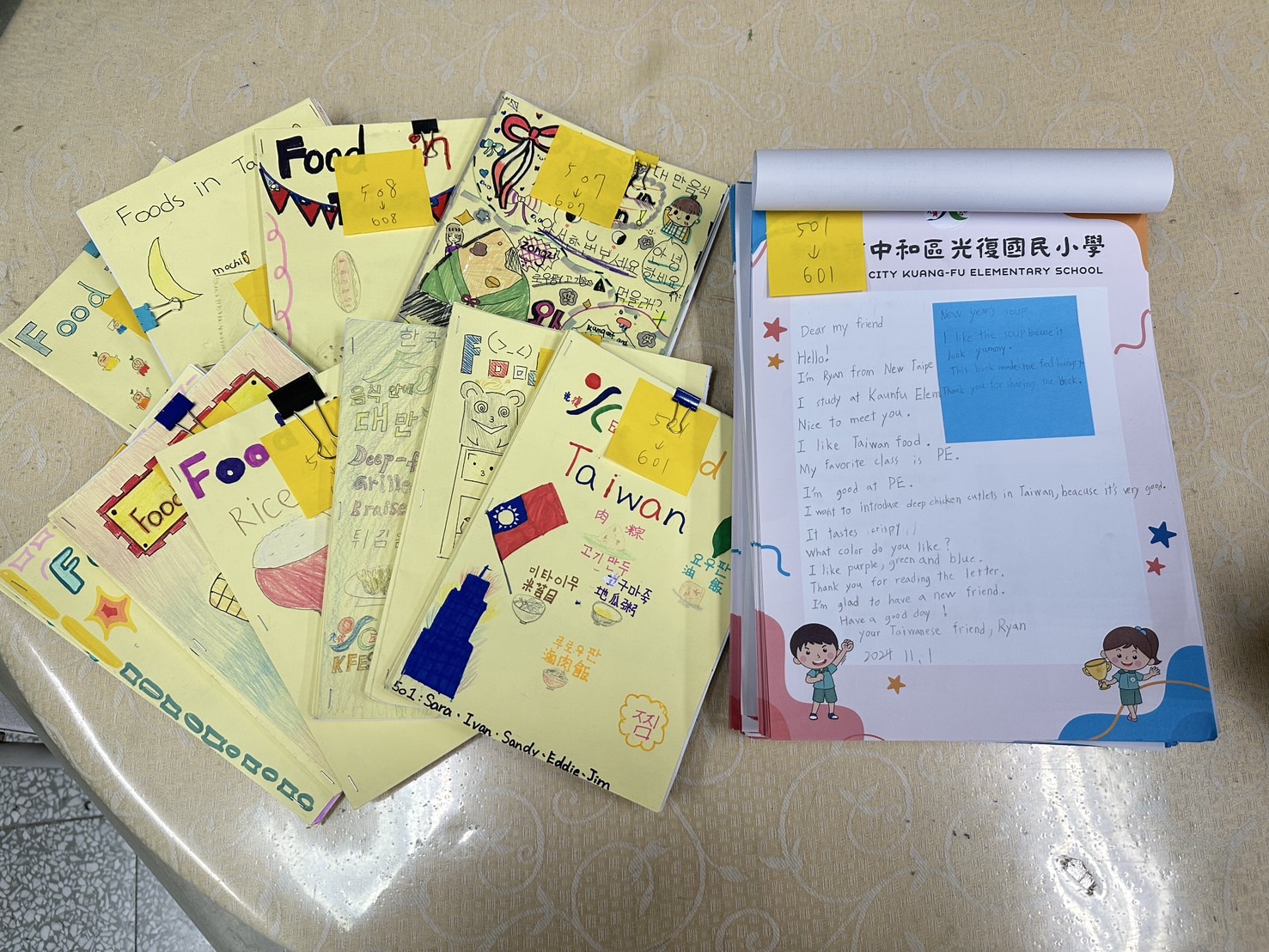 學生製作臺灣各類型食物小書及筆友信件