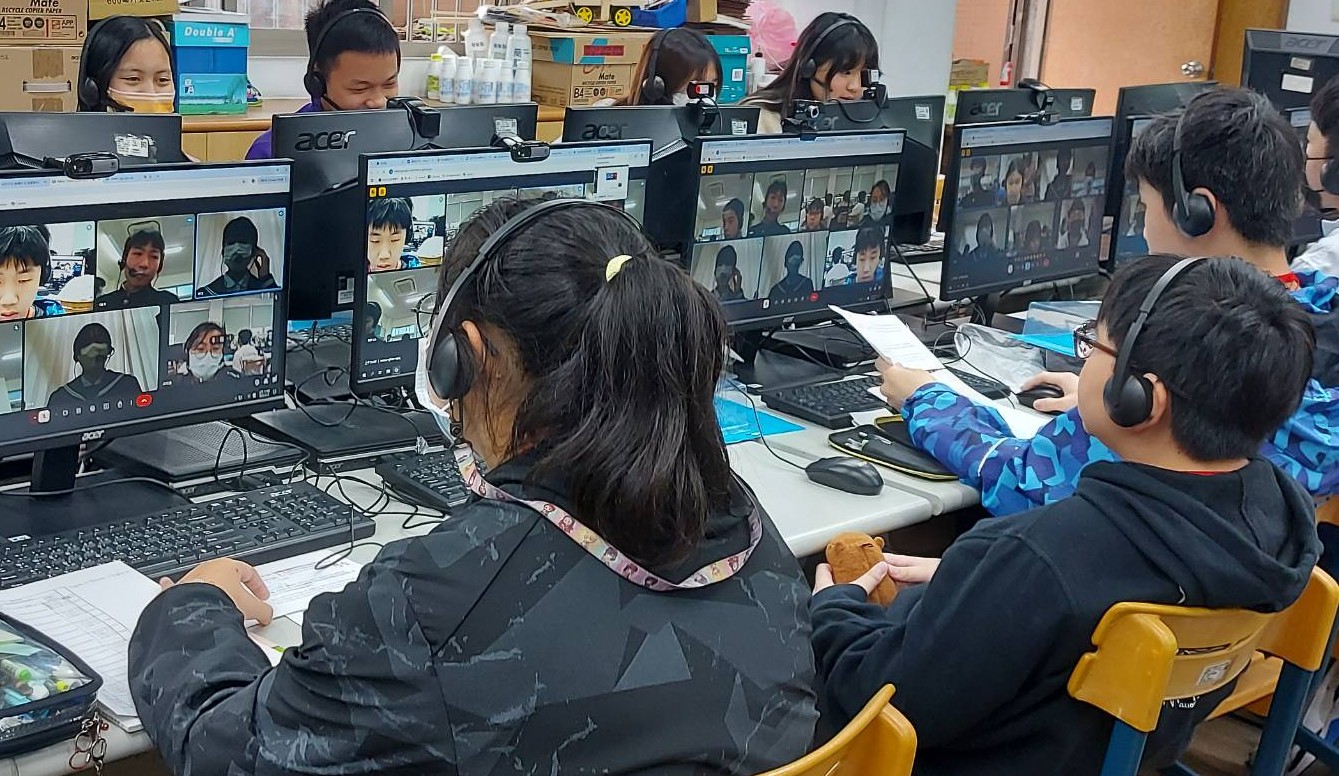 板橋國中與東部中學校進行視訊線上交流，學生互相自我介紹