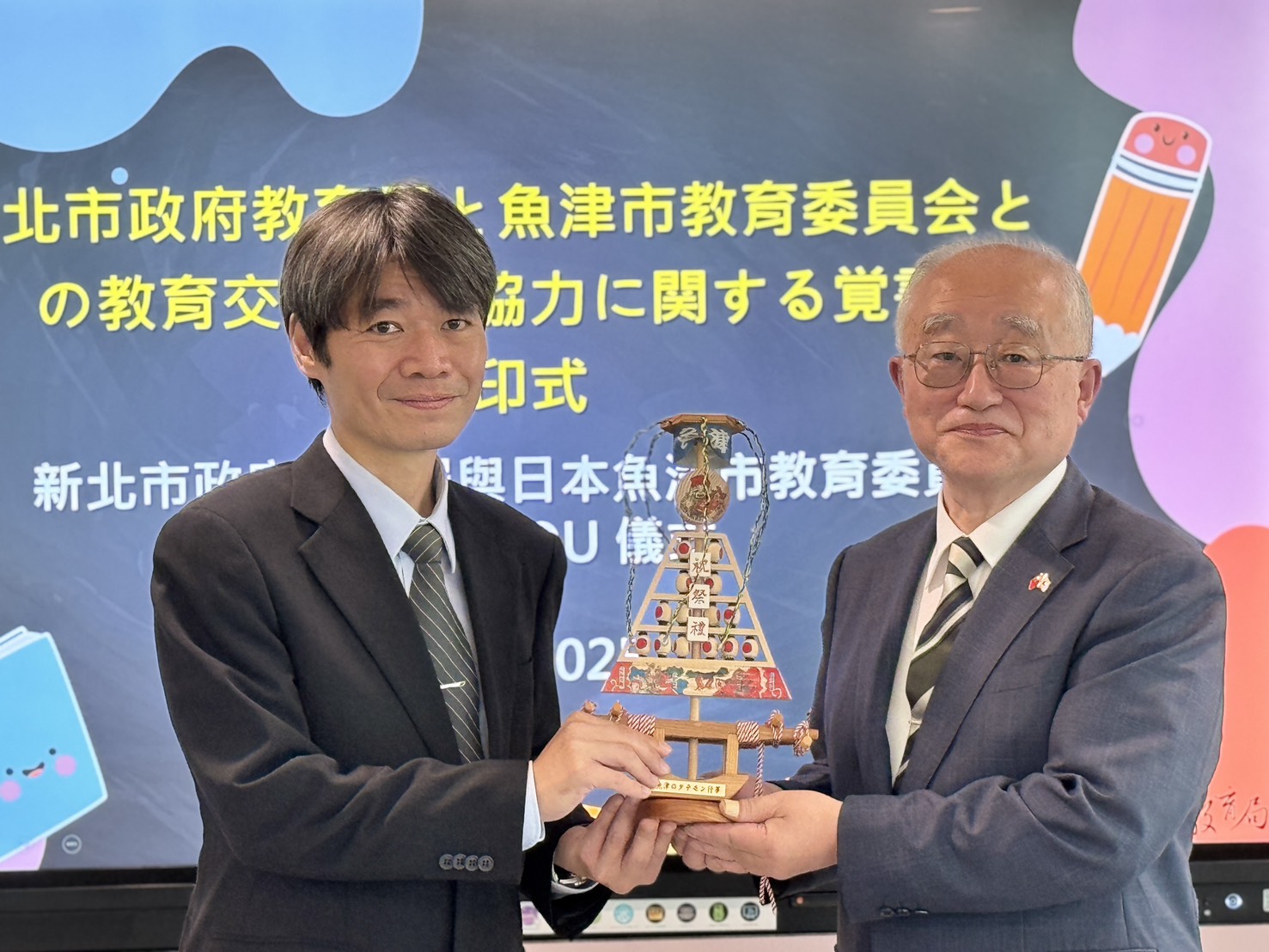 魚津市教育委員會致贈文化遺產的「船型萬燈祭」的模型給新北市教育局