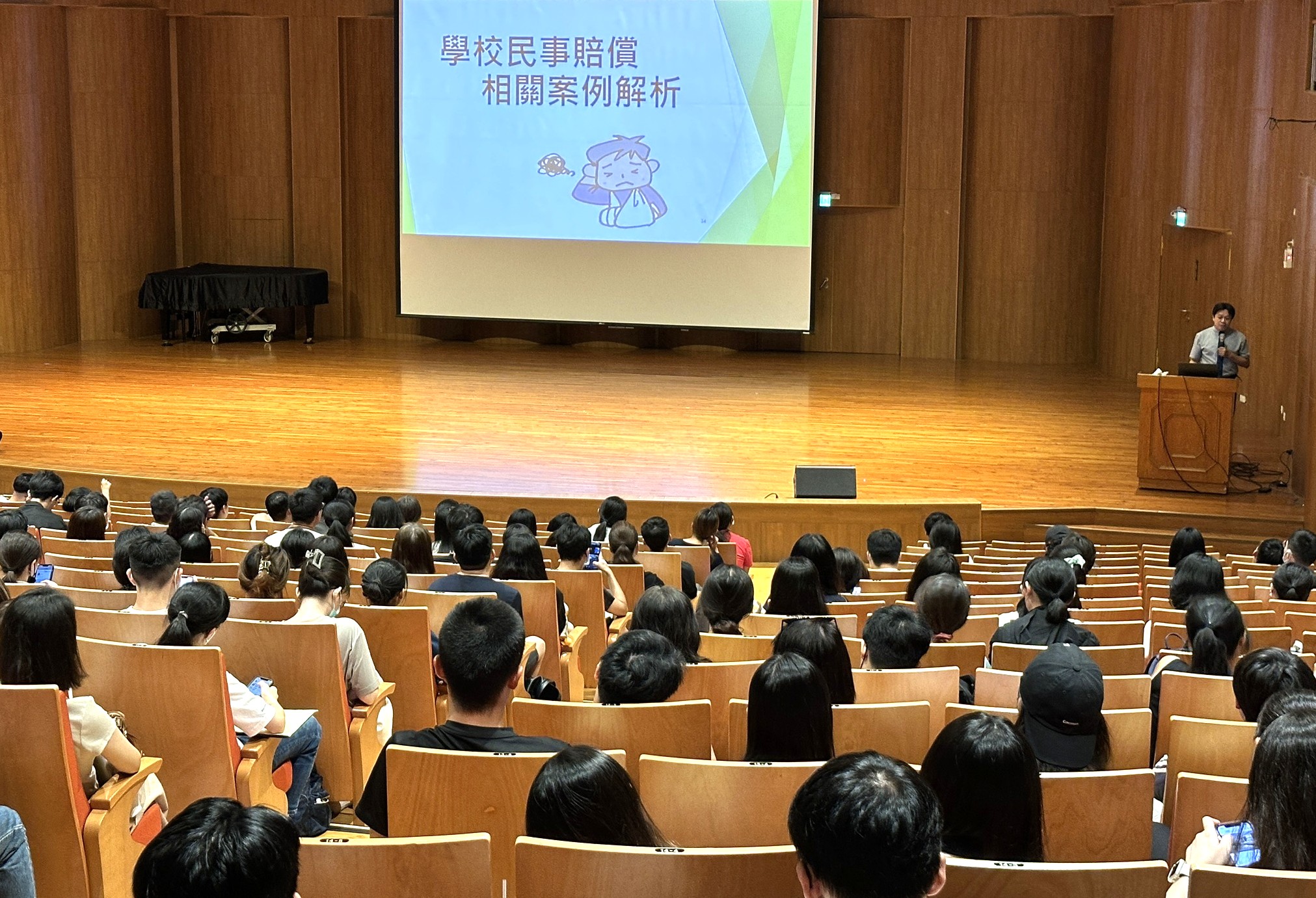 法制專員風趣又不失專業的帶領新進教師進行案例探討