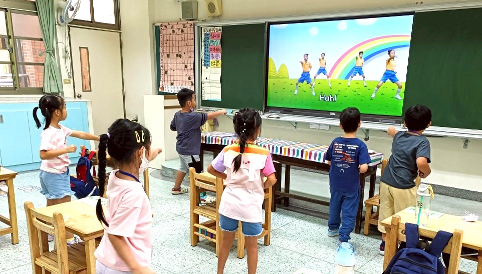 帶領孩子體驗國小健康操活動