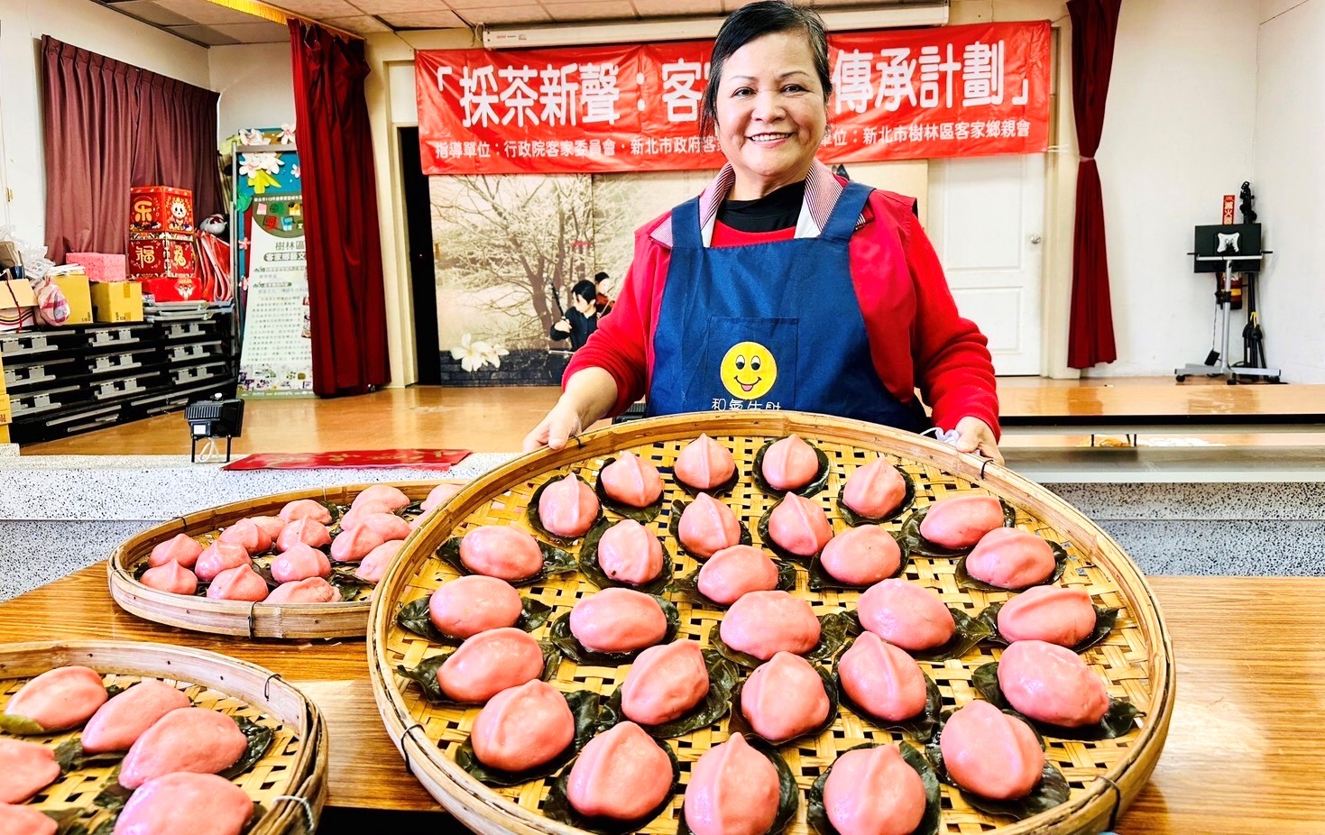 何滿妹開設客家美食紅麴菜包課程並推廣傳統客家文化。