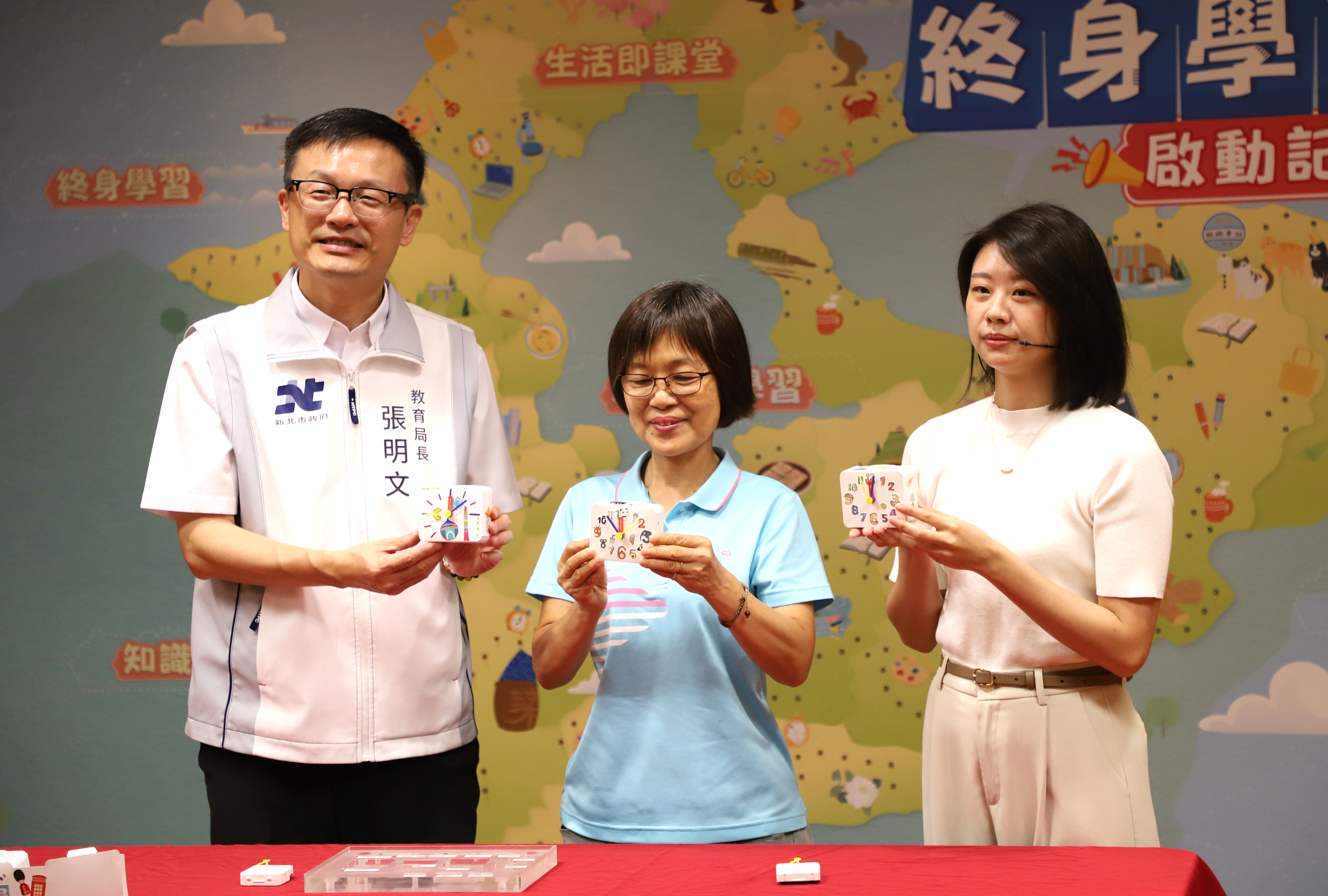 現場邀請土城「王鼎時間科藝體驗館」進行為局長及長者進行課程示範
