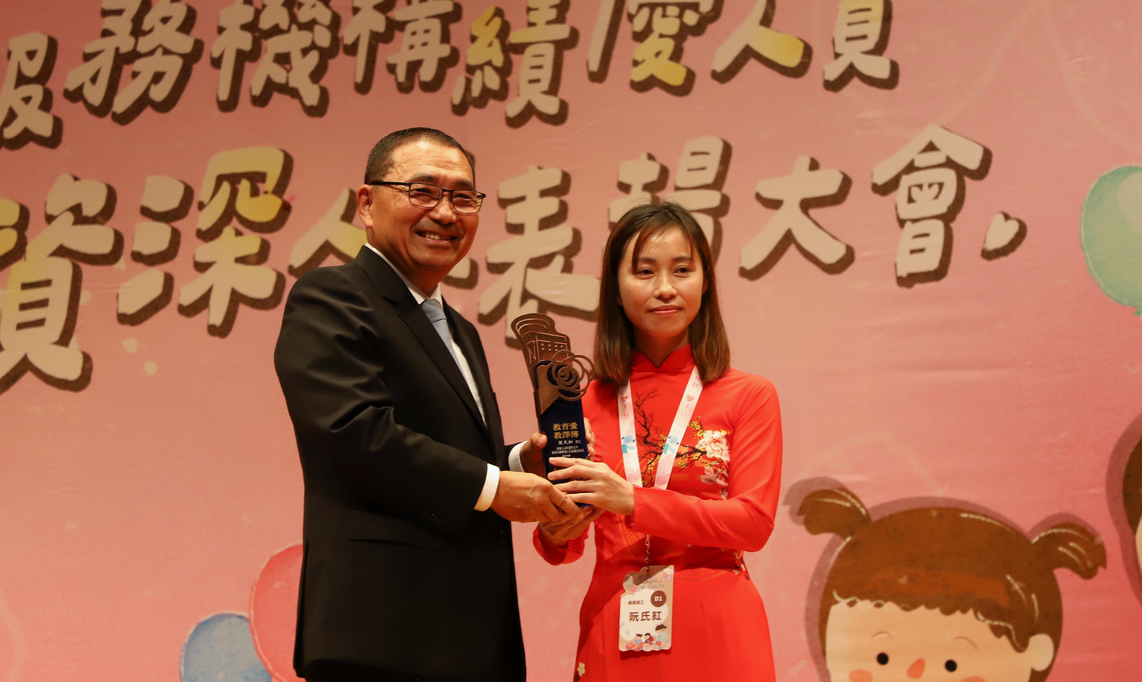 文德附幼阮氏紅廚工在曾就讀附幼孩子鼓勵下考取廚工，推廣多元文化料理
