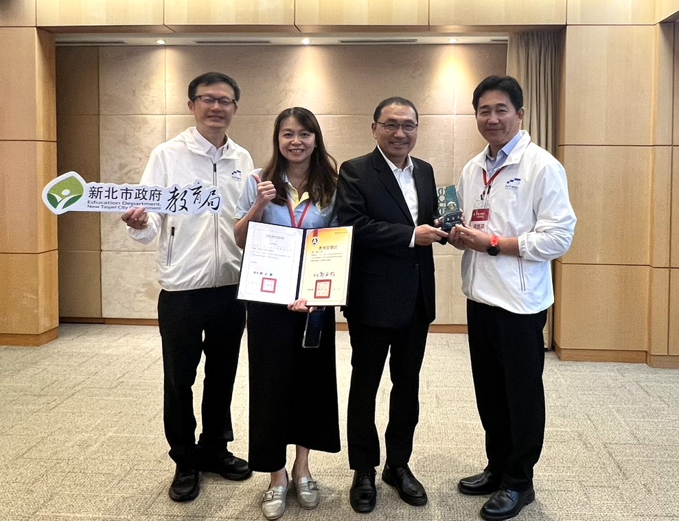 全國科展第一名師生於市政會議獻獎，圖為新和國小指導教師及校長