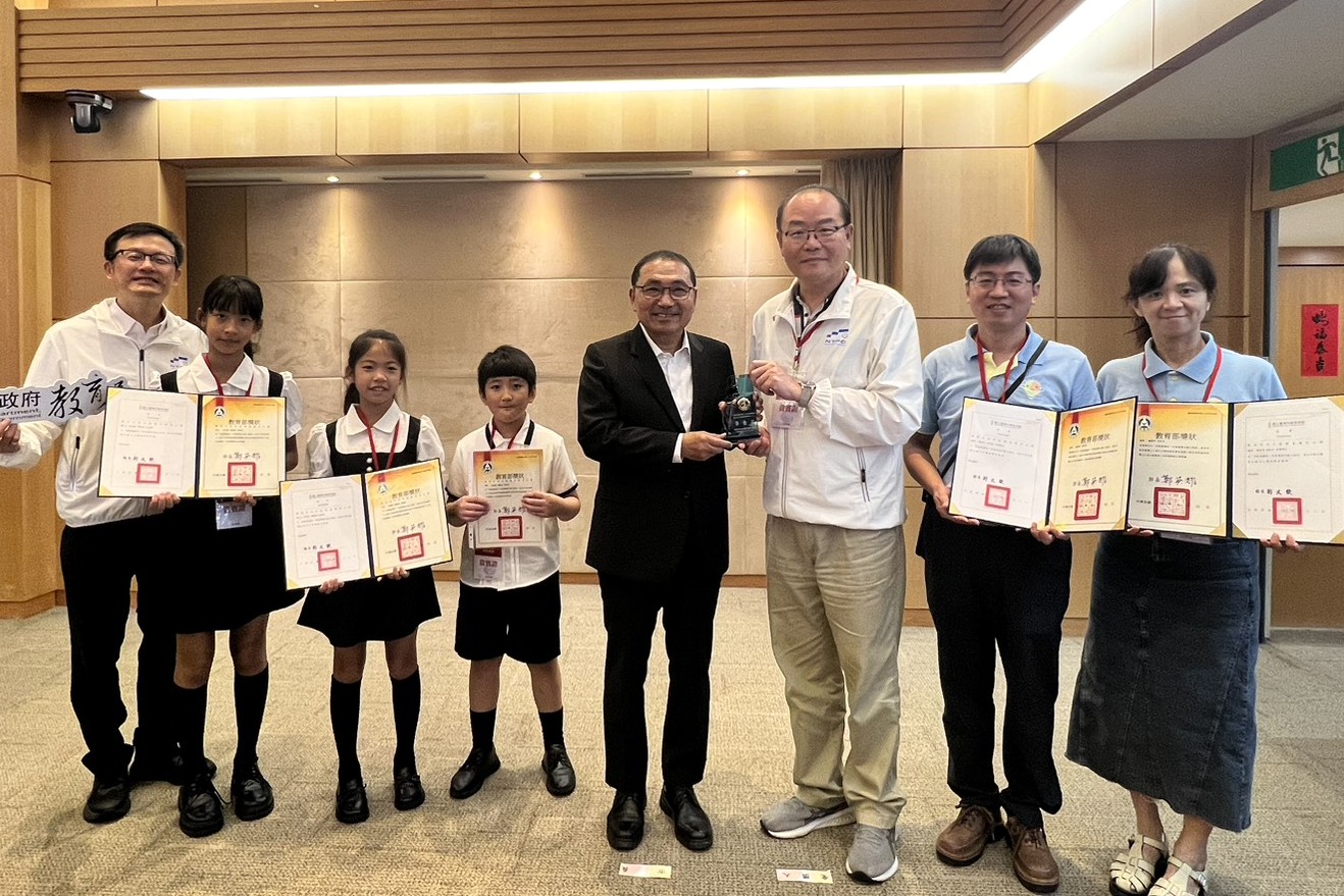 全國科展第一名師生於市政會議獻獎，圖為網溪國小獲獎師生