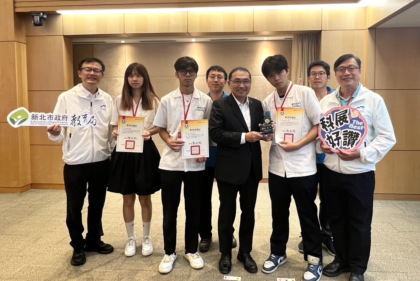 全國科展第一名師生於市政會議獻獎，圖為樹林高中獲獎學生、指導教師及校長