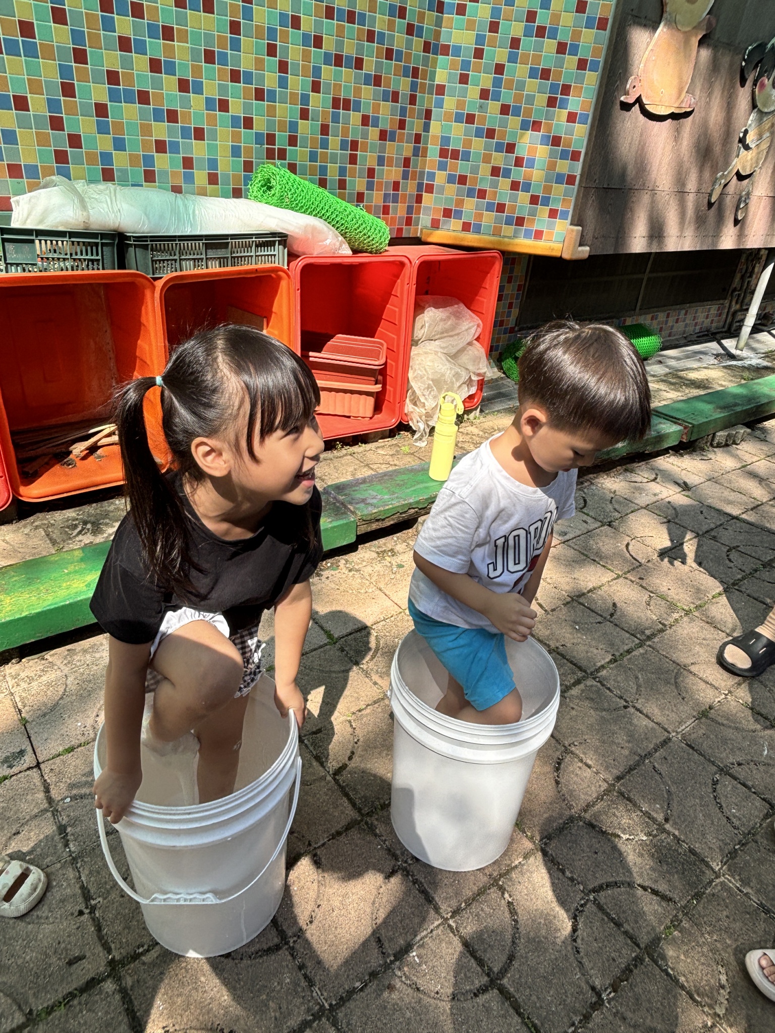 體驗非牛頓流體-靜時如水、動時如石的感覺