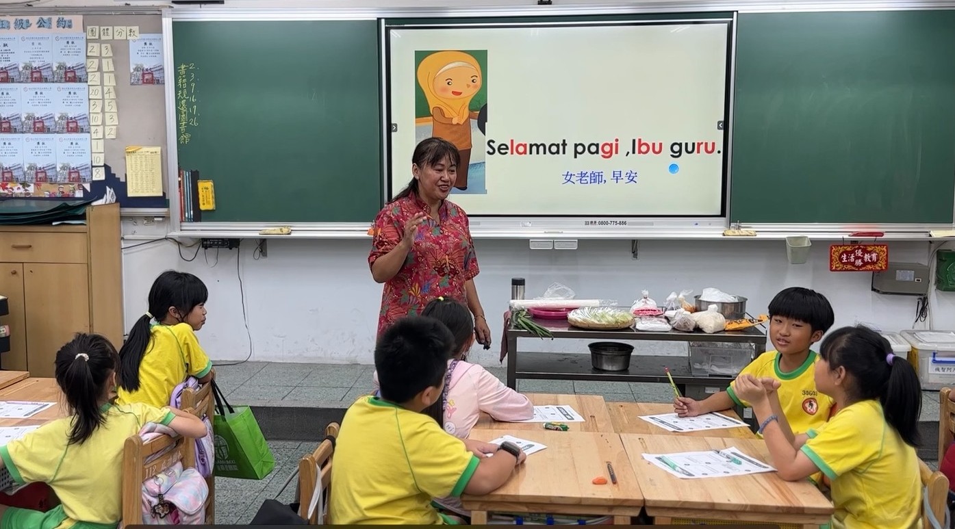 慕雅妮老師透過問候語與料理教學，讓學生在生活情境中體驗印尼文化