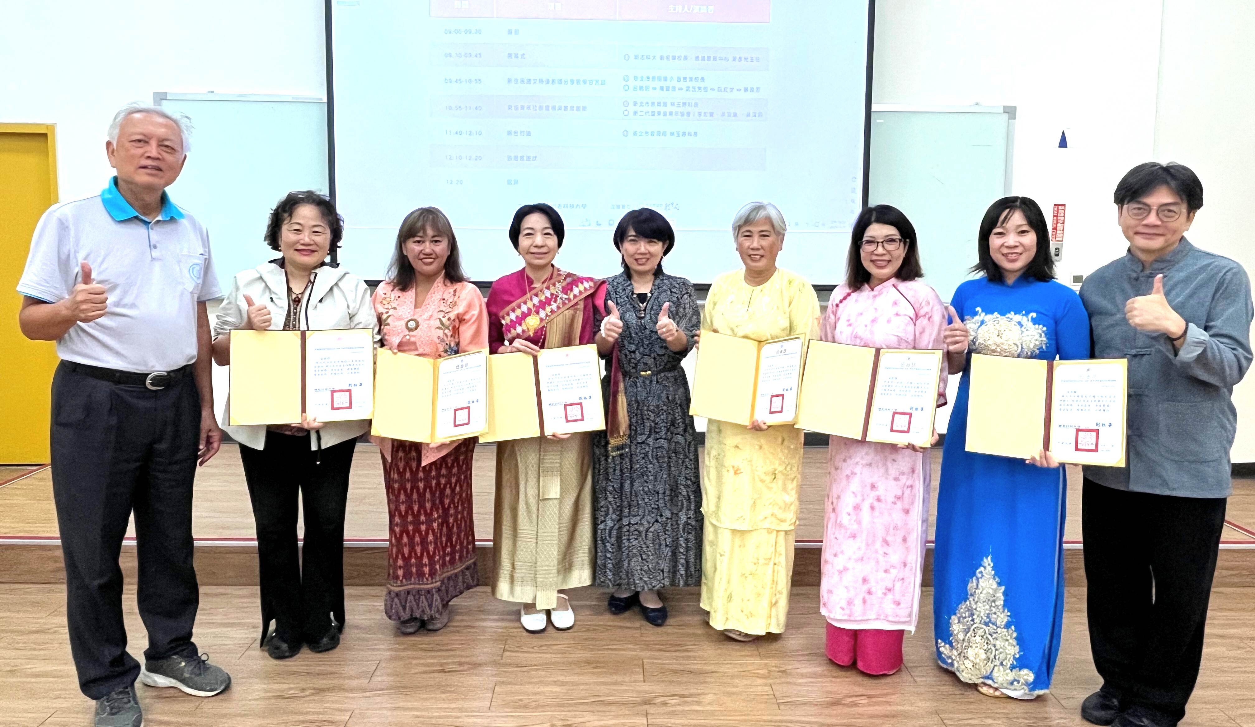 頒發新住民優良教支老師感謝狀，肯定其在母語推廣與文化教育上的貢獻