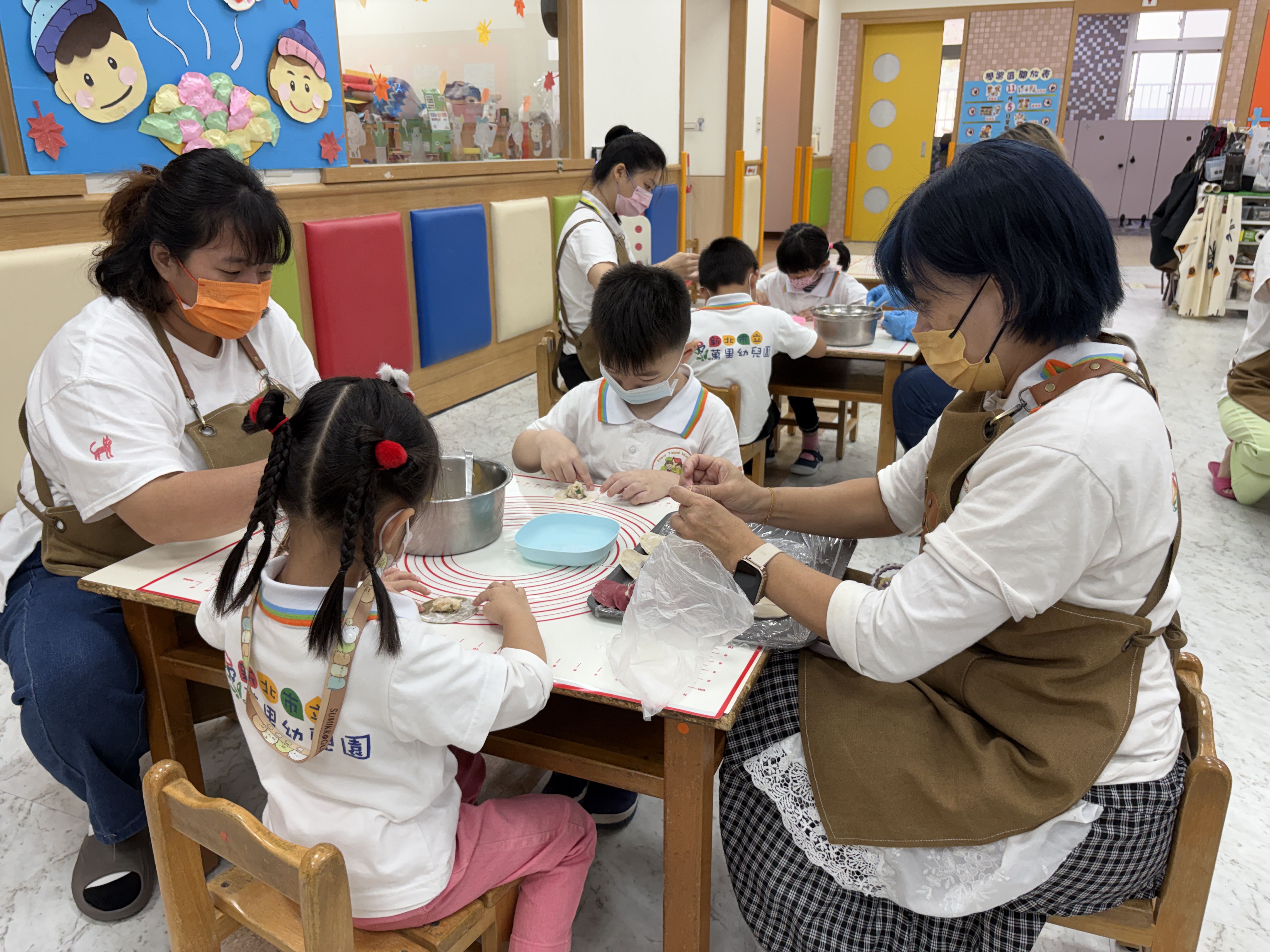 師生一起包水餃