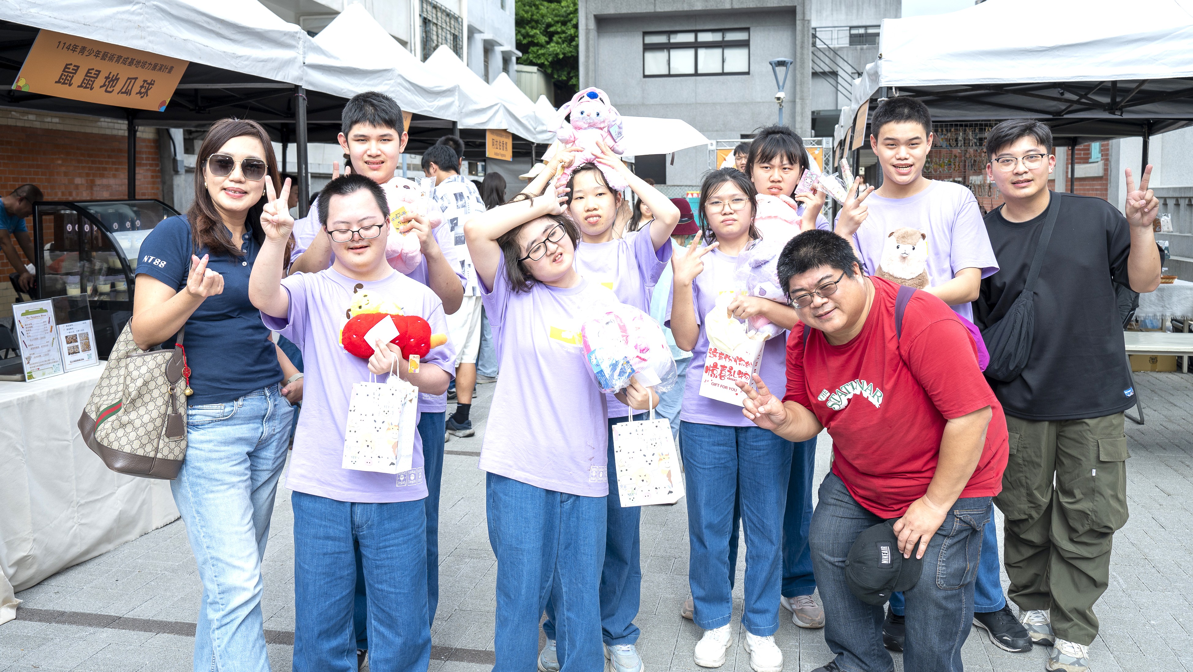 學生逛在地市集,開心地獲得禮品
