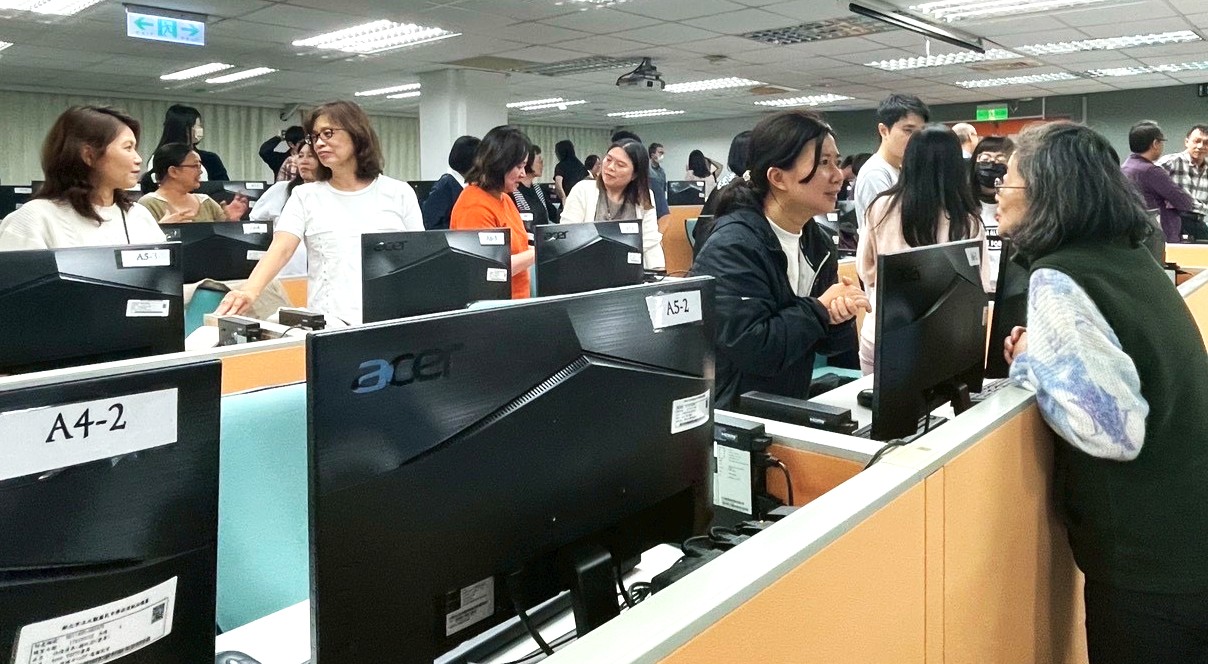 教務主任們熱情地與夥伴分享所學