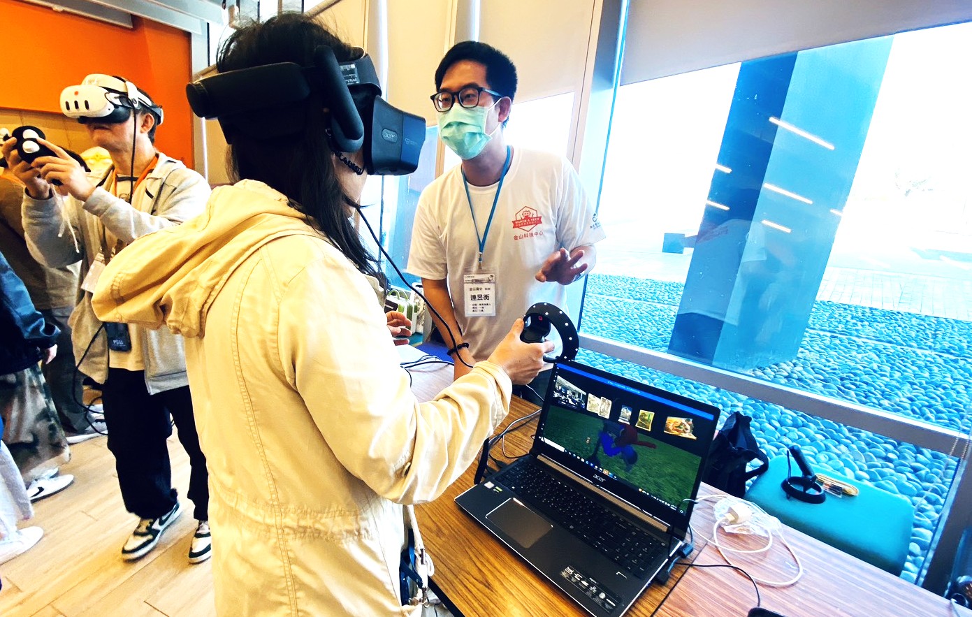 新北老師體驗VR頭盔虛擬實境