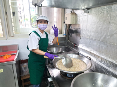 阮氏紅廚工製作衛生美味餐點