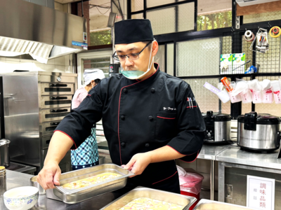 林育豐廚工準備多樣食材