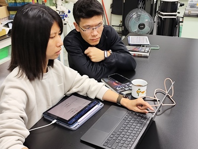 教師認真的進行分組的討論