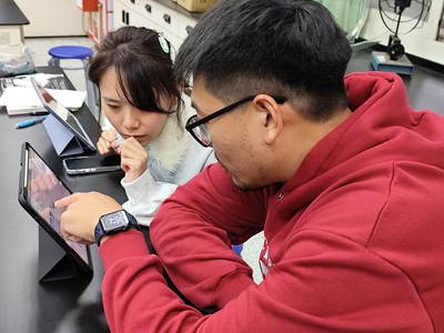 與會教師專注地討論量子的練習題