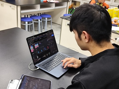 與會教師進行量子模擬的計算