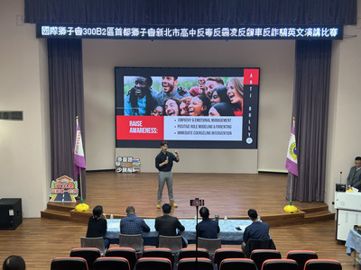 學生以英文宣導反霸凌