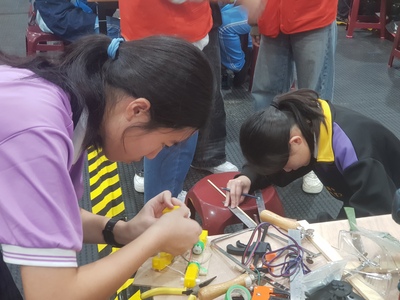 女同學參與生科競賽，展現實作能力