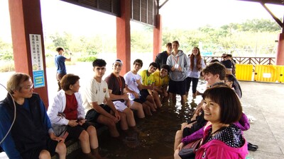 國際學生漫遊金山，與當地民眾在溫泉公園體驗泡腳