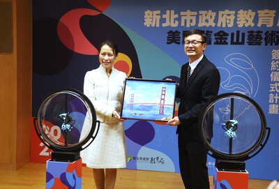 HSArts致贈金門大橋油畫紀念