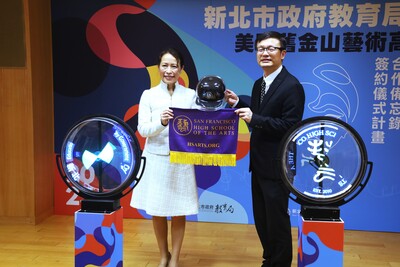 HSArts致贈學校紀念帽及校旗