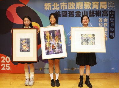 永平高中美術班學生分享學習成果，葉子菱.高子媛.高安妤(左起)