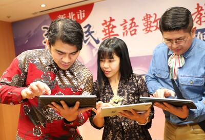 印尼籍學員Alex(左)、印尼籍的雅雅(中)及墨西哥的學員巴吉奧(右)互相分享方便的口袋華語