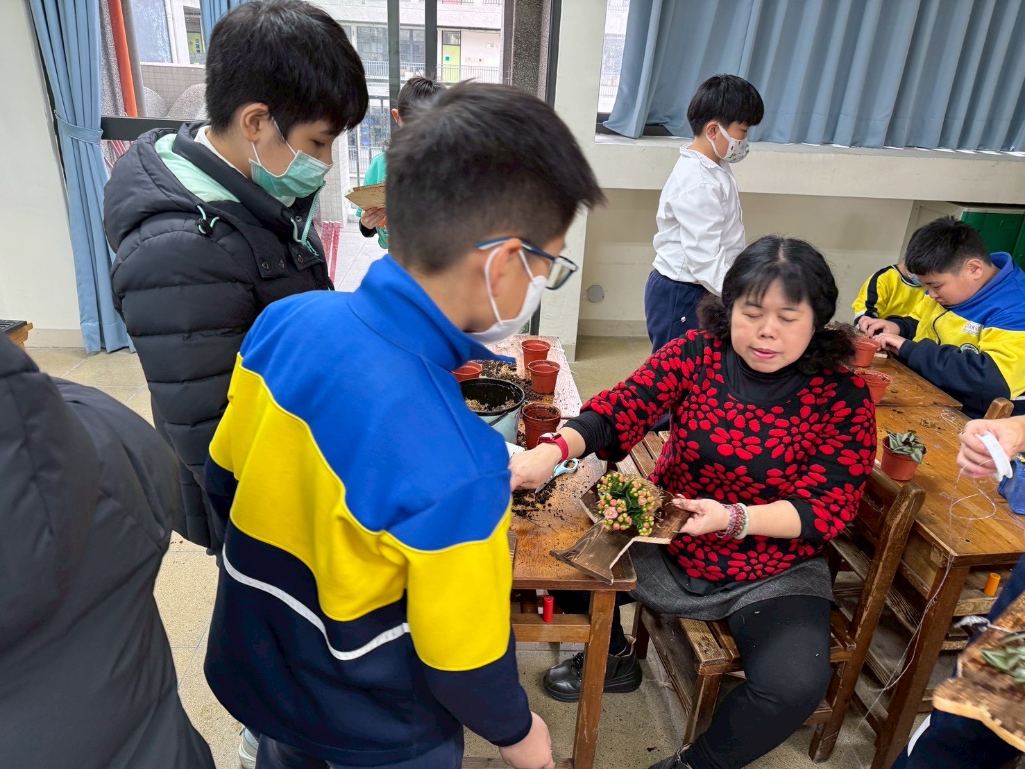 鋸出年味、鑽出綠意 中山國小創客社團打造上板植物迎新年