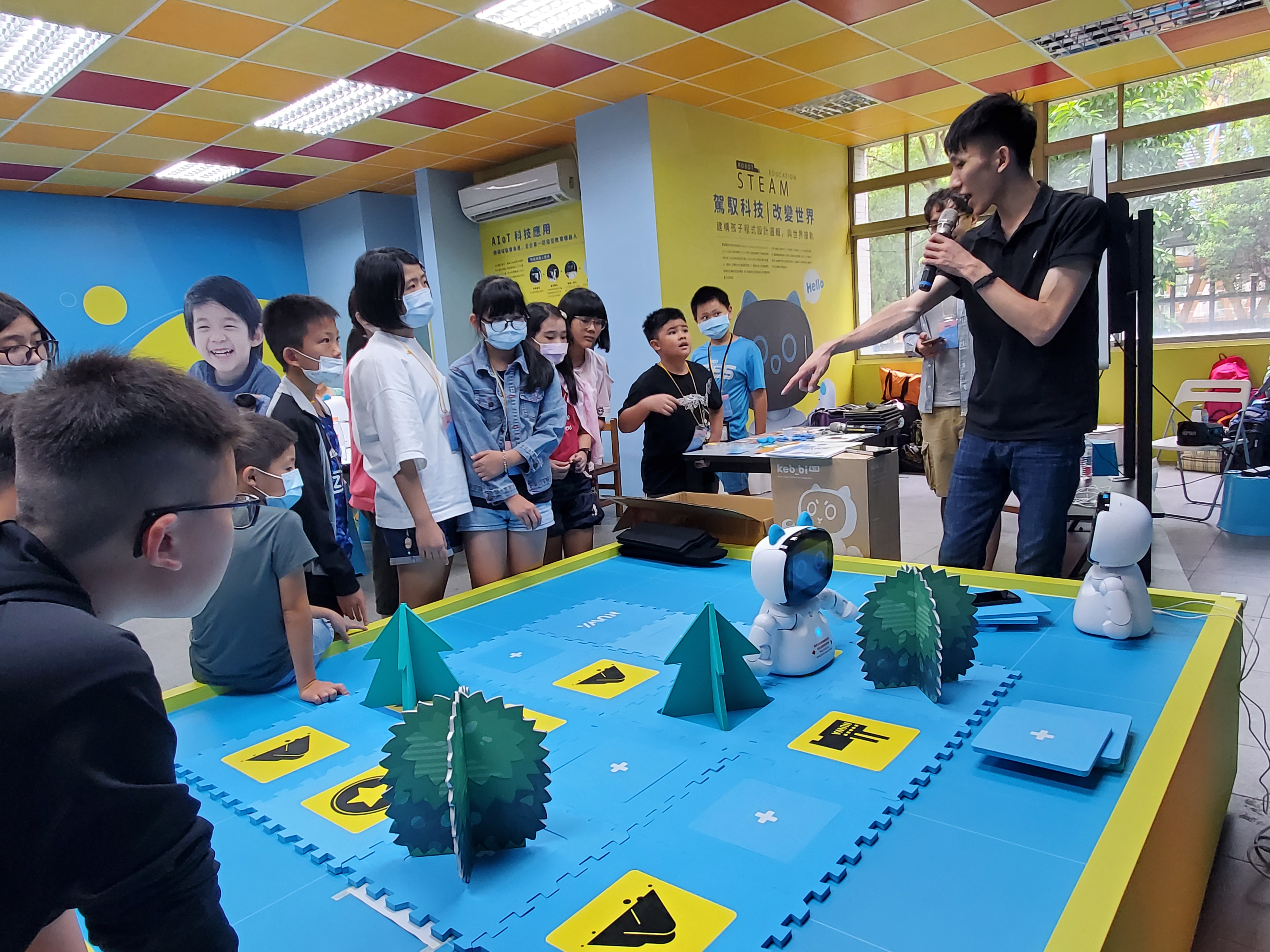 新北小創客在領先全國的自造主題教室全神貫注學習全能機器人課程