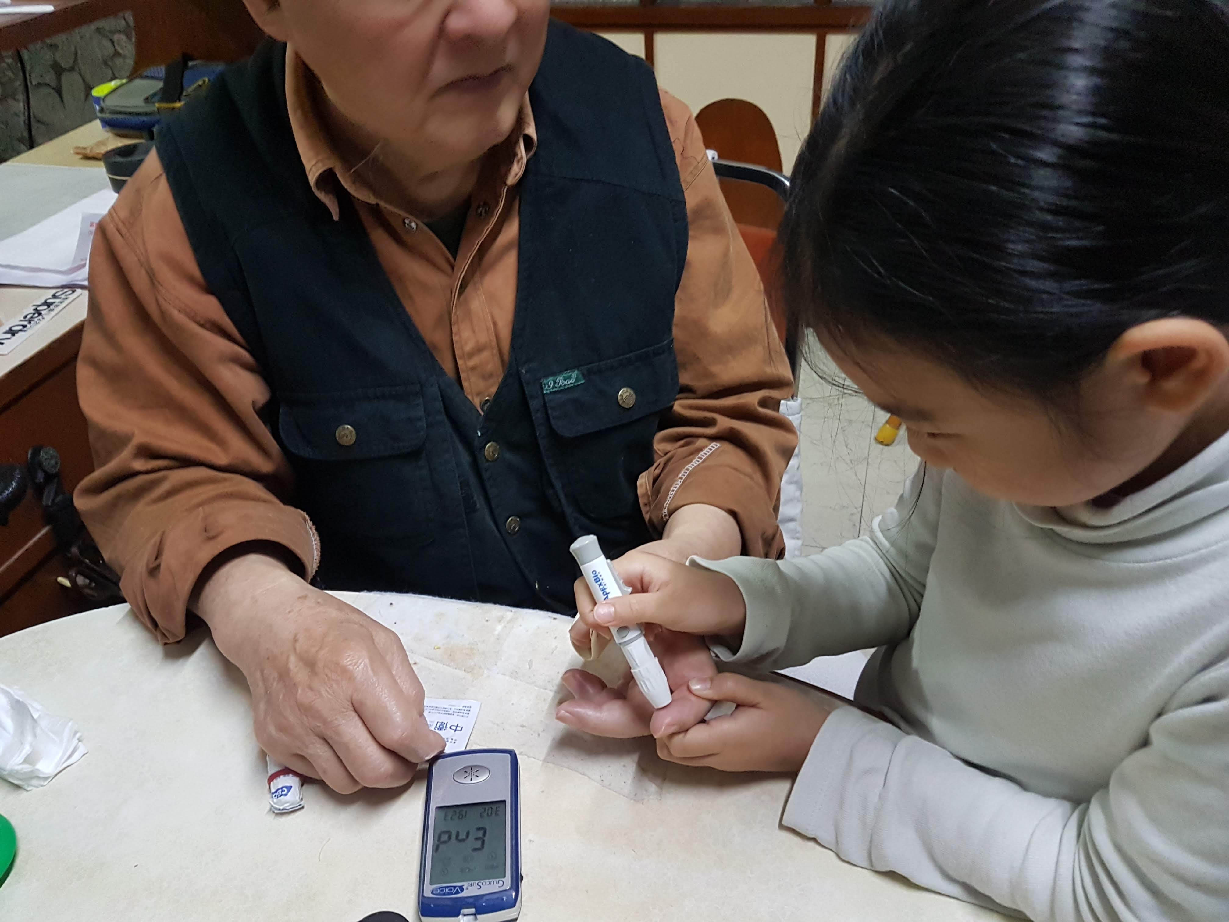 3.孝行獎年紀最小的得獎者林妍希協助爺爺測量血糖