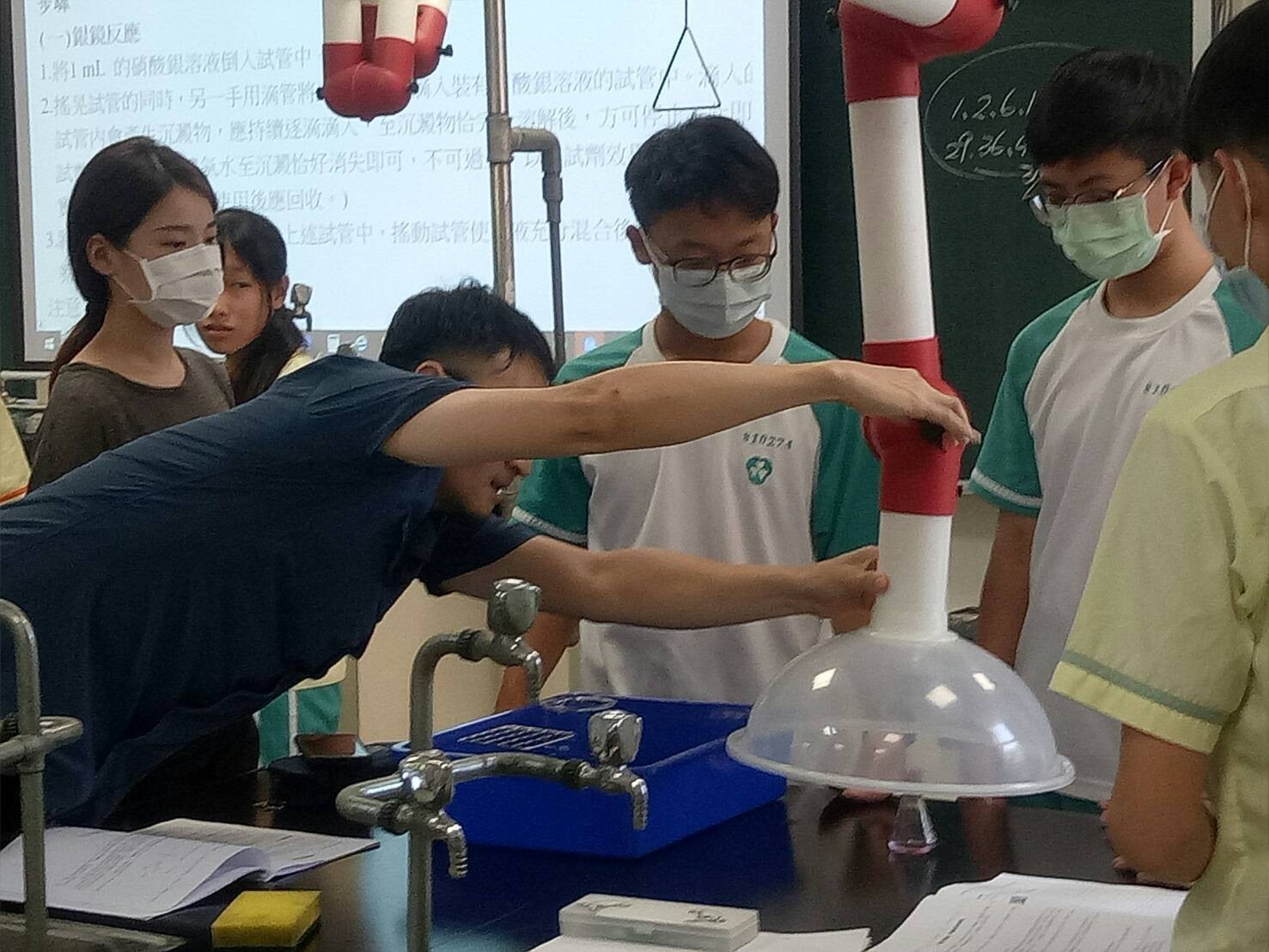 4.科學基礎技能課_老師引導學生使用桌上型抽氣設備，並進行化學物質檢測